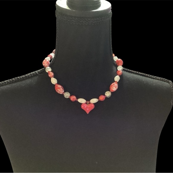 HAND MADE HANDCRAFTED RED & WHITE GLASS BEAD NECKLACE & EARRINGS GREAT GIFT - Picture 1 of 3